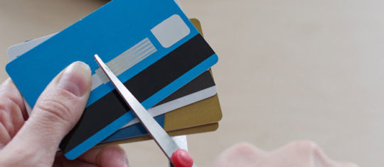 Carte de crédit coupée ciseaux