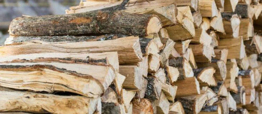 Choisir ses bûches de bois compressé